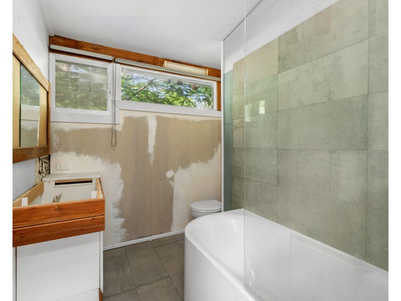 4 Nealdon Street, Holland Park QLD 4121