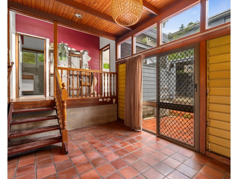4 Nealdon Street, Holland Park QLD 4121