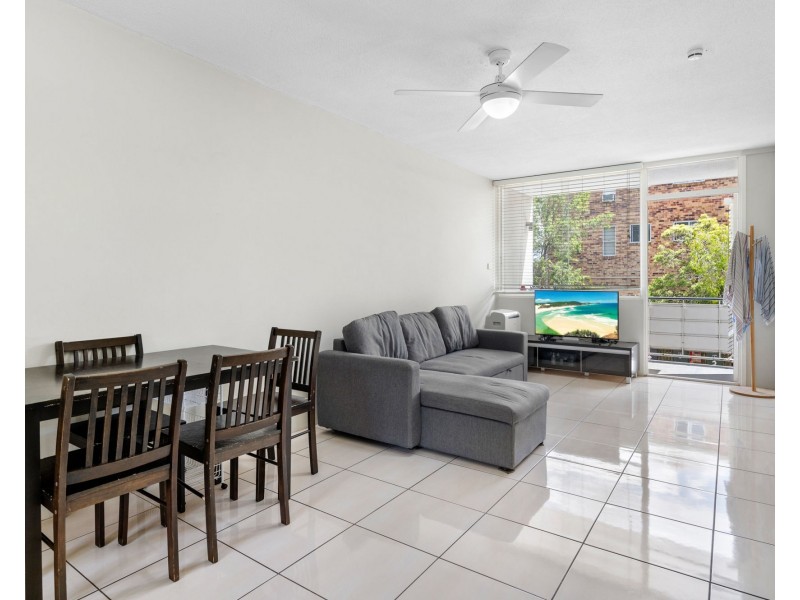 2/241 Cavendish Road, Coorparoo QLD 4151