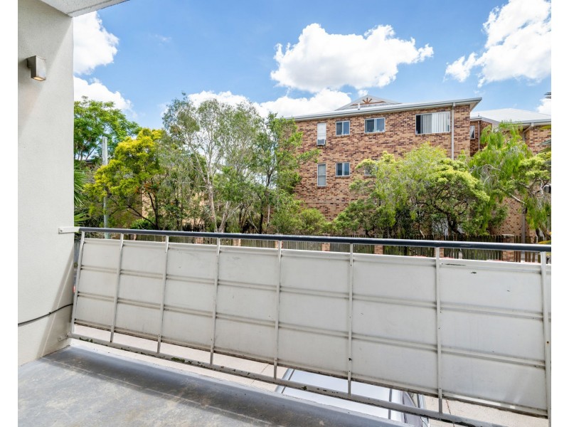 2/241 Cavendish Road, Coorparoo QLD 4151