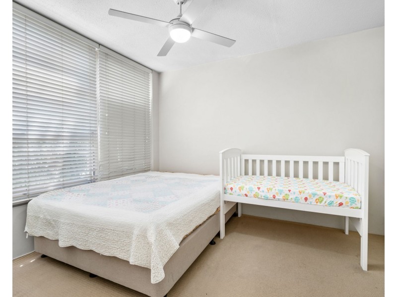 2/241 Cavendish Road, Coorparoo QLD 4151