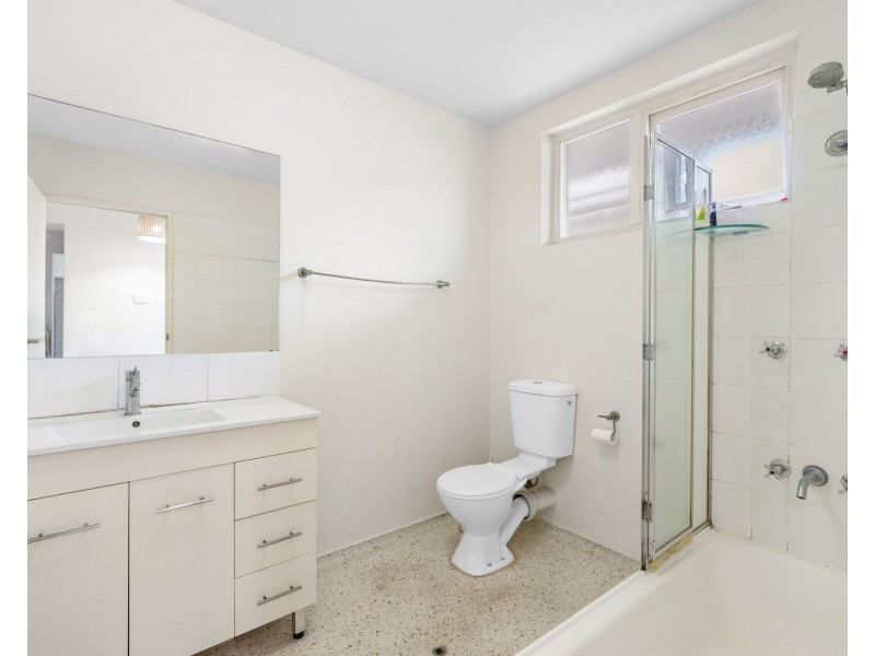 2/241 Cavendish Road, Coorparoo QLD 4151