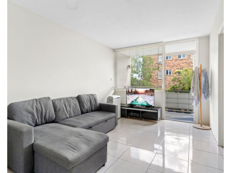 2/241 Cavendish Road, Coorparoo QLD 4151