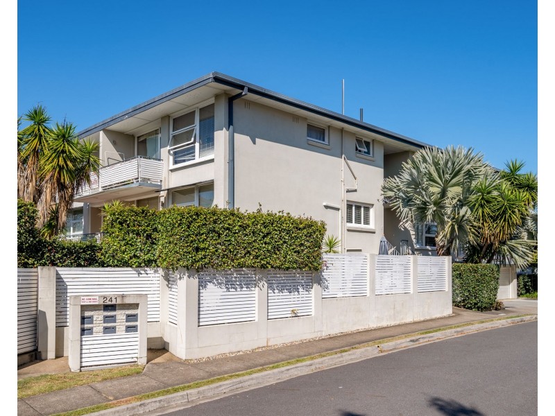 2/241 Cavendish Road, Coorparoo QLD 4151