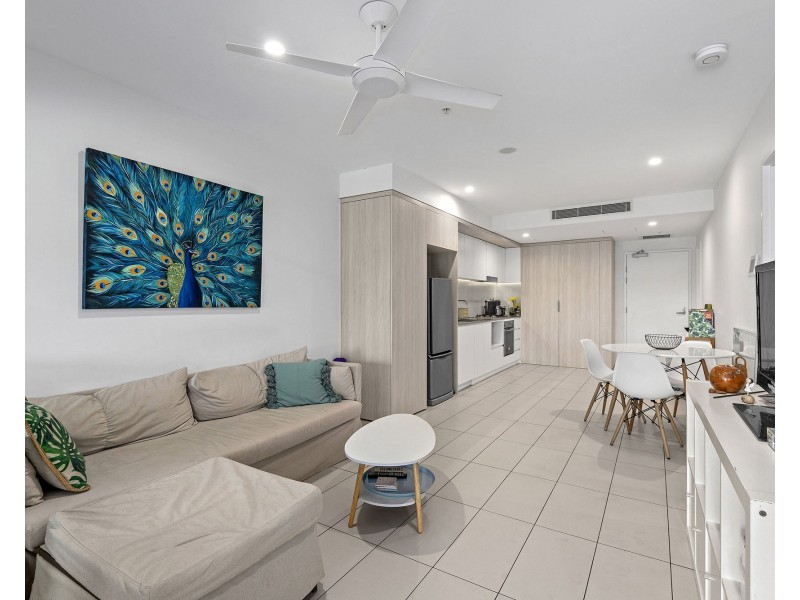 2011/123 Cavendish Road, Coorparoo QLD 4151
