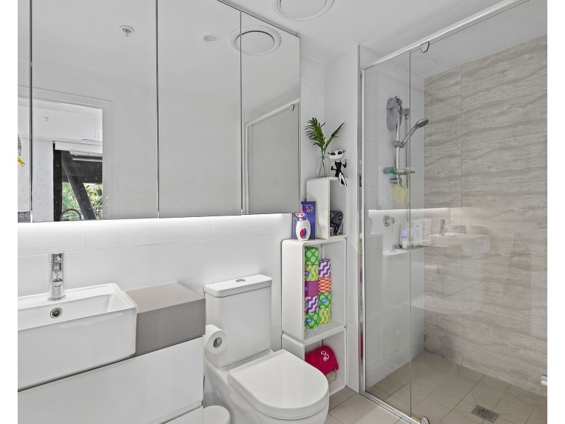 2011/123 Cavendish Road, Coorparoo QLD 4151