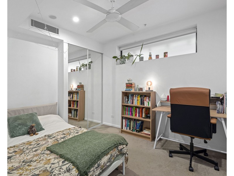 2011/123 Cavendish Road, Coorparoo QLD 4151