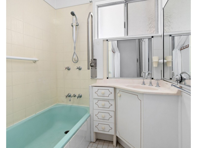 8 Suzanne Street, Wynnum West QLD 4178