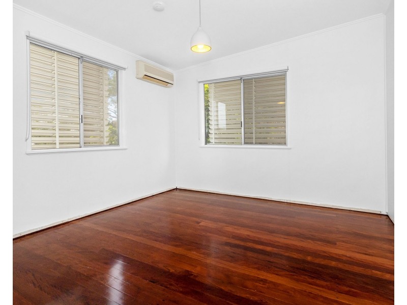 8 Suzanne Street, Wynnum West QLD 4178