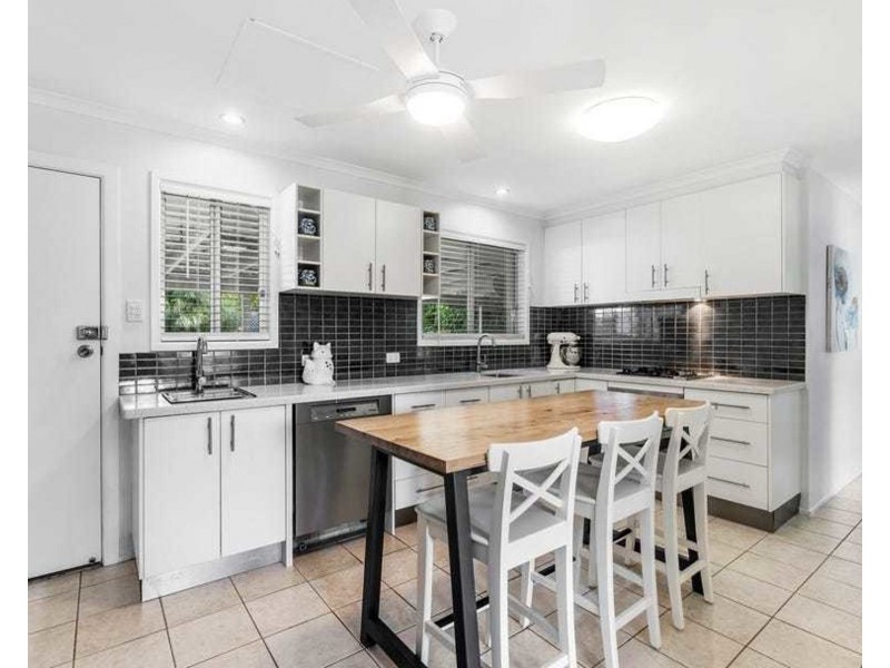 18 Morden Street, Birkdale QLD 4159