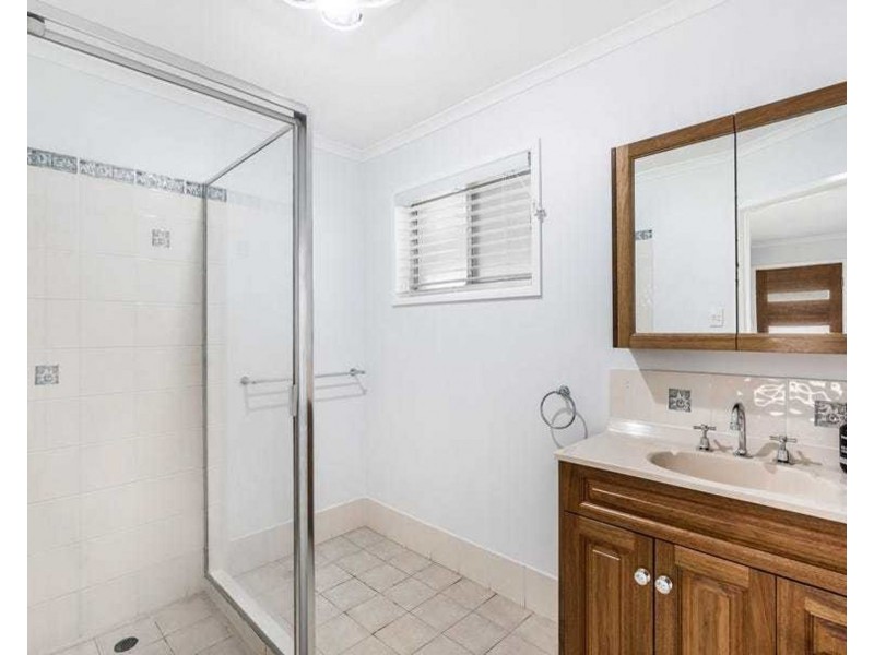 18 Morden Street, Birkdale QLD 4159