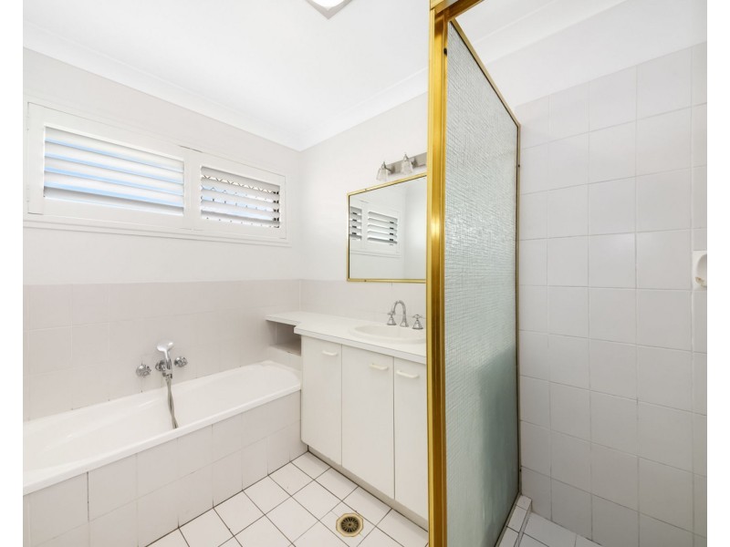 1 Hewton Ct, Wishart QLD 4122