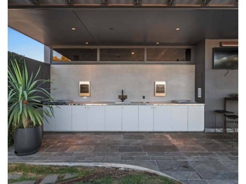 1005/62 Logan road, Woolloongabba QLD 4102