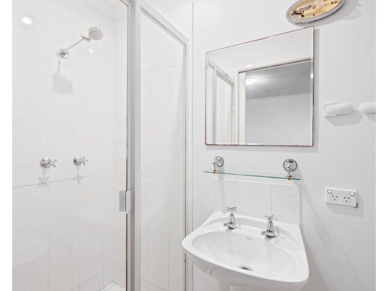 1/6 Flora Street, Greenslopes QLD 4120