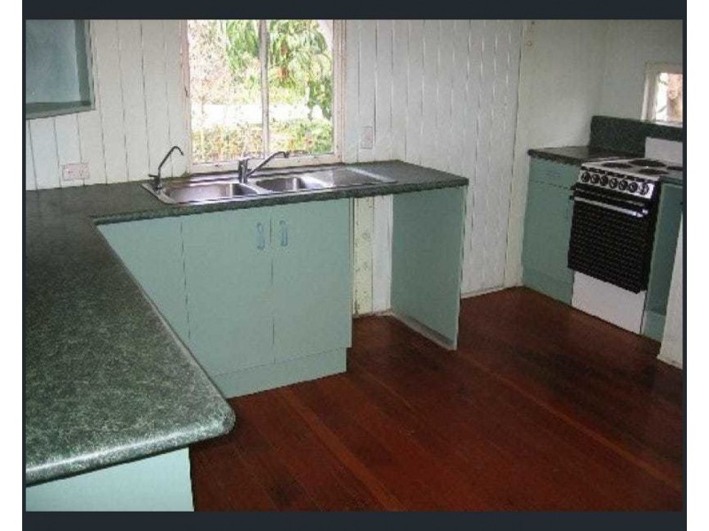 19 Cross St, Fairfield QLD 4103