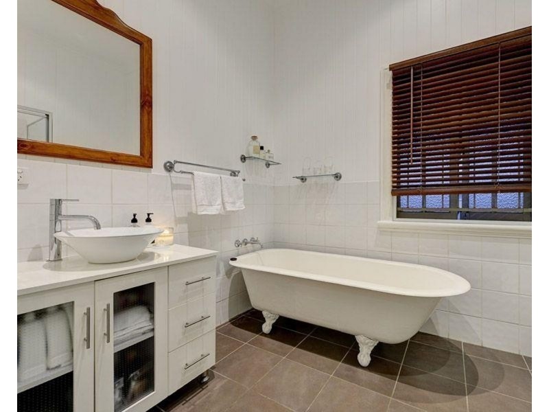 10 Fifth Ave, Coorparoo QLD 4151