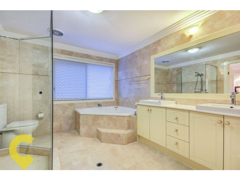 8 Oppermann Place, Carindale QLD 4152