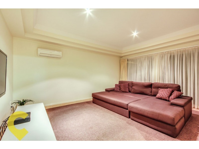 8 Oppermann Place, Carindale QLD 4152