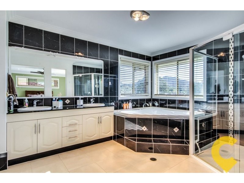 33 The Avenue, Windaroo QLD 4207