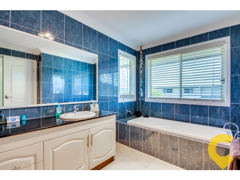 33 The Avenue, Windaroo QLD 4207