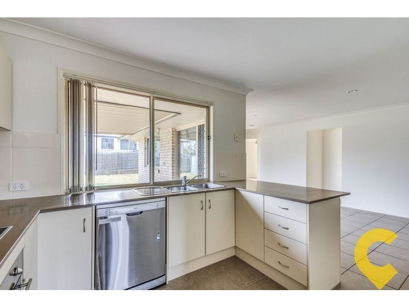 18 Charlton Pl, Regents Park QLD 4118