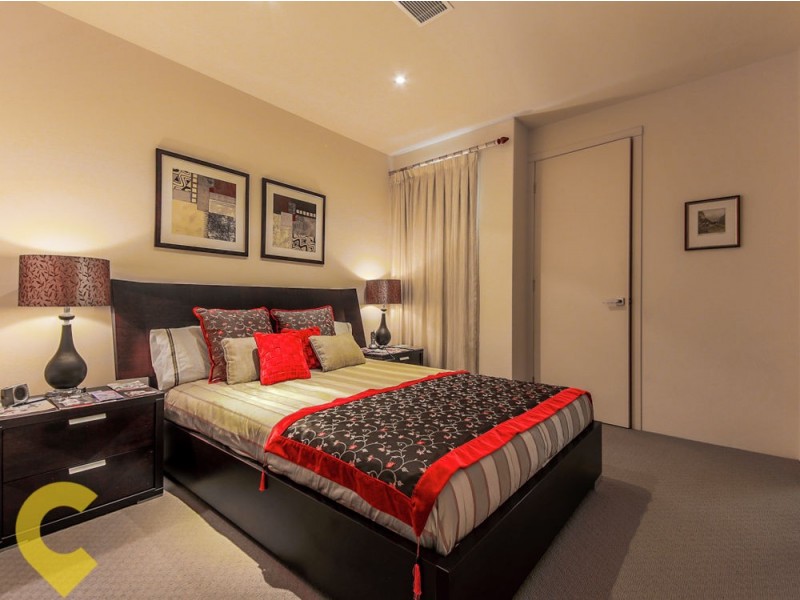5028 Emerald Island Drive, Carrara QLD 4211