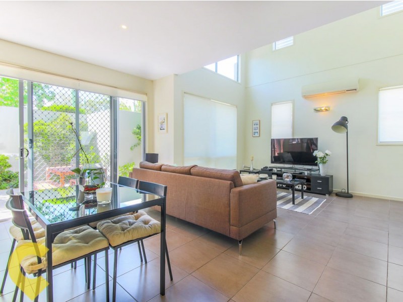 2/59-61 Benowa Road, Southport QLD 4215