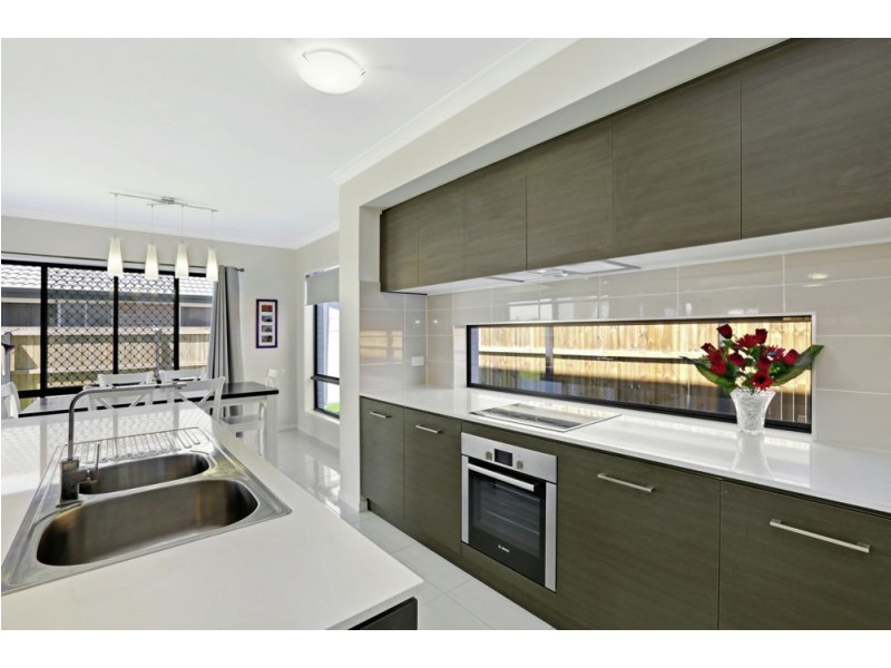 51 Burnett Drive, Holmview QLD 4207