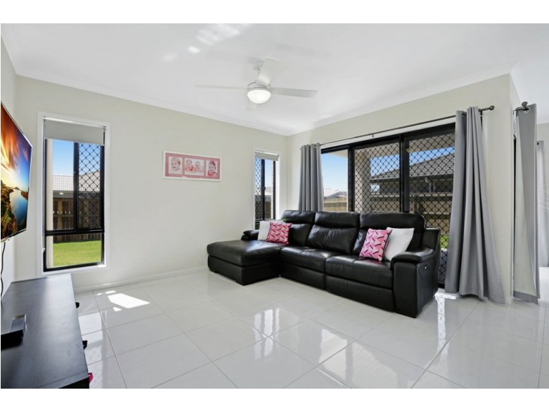 51 Burnett Drive, Holmview QLD 4207