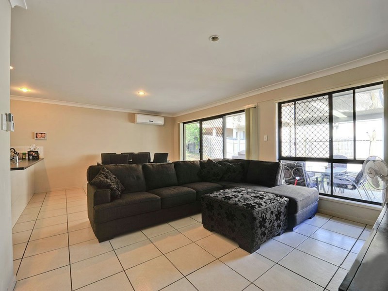 8 Sanctuary Parkway, Waterford QLD 4133