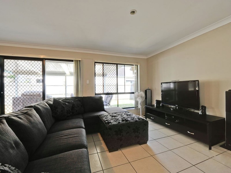 8 Sanctuary Parkway, Waterford QLD 4133