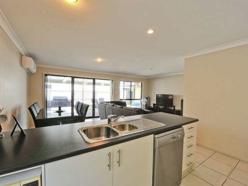 8 Sanctuary Parkway, Waterford QLD 4133