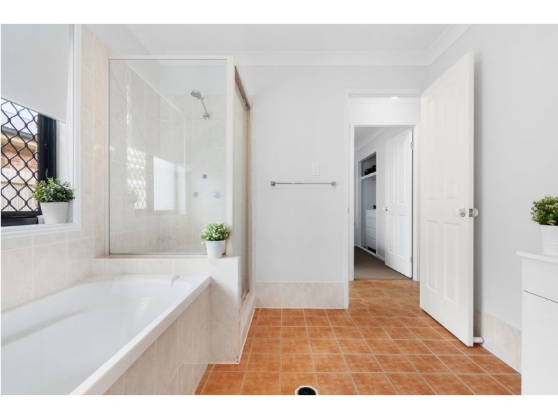 25 Lakes Entrance, Meadowbrook QLD 4131