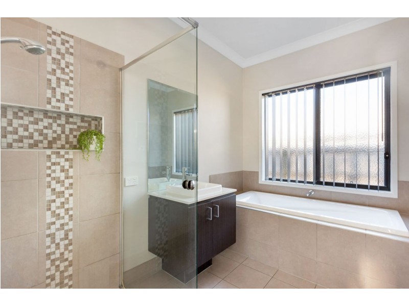 8 Sams Way, Marsden QLD 4132