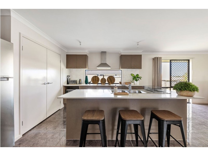 72 Marcus Drive, Regents Park QLD 4118