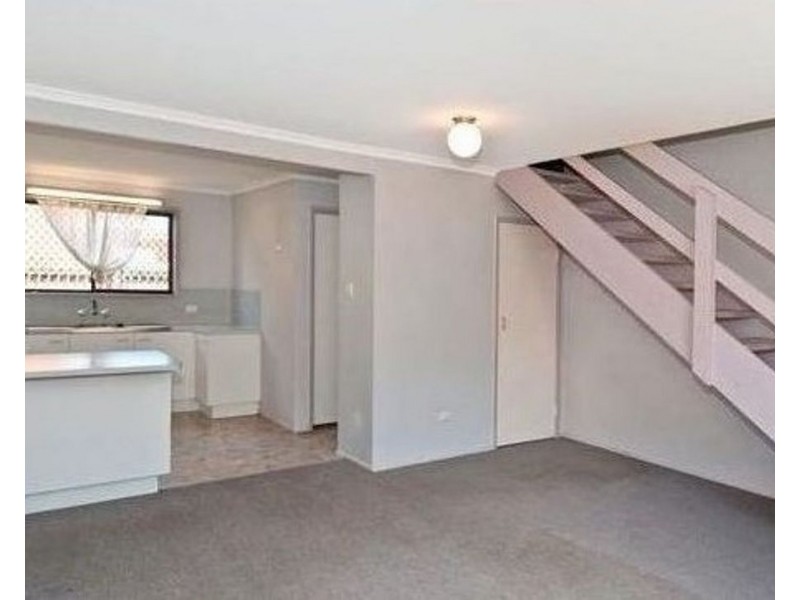 2/2 Cognac Ct, Kingston QLD 4114