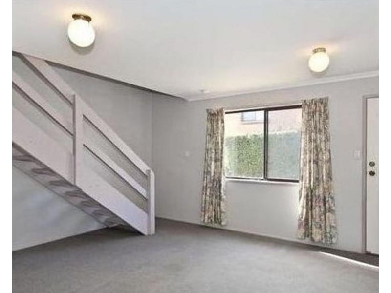 2/2 Cognac Ct, Kingston QLD 4114