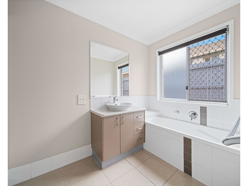 24 Hill End Avenue, Hillcrest QLD 4118