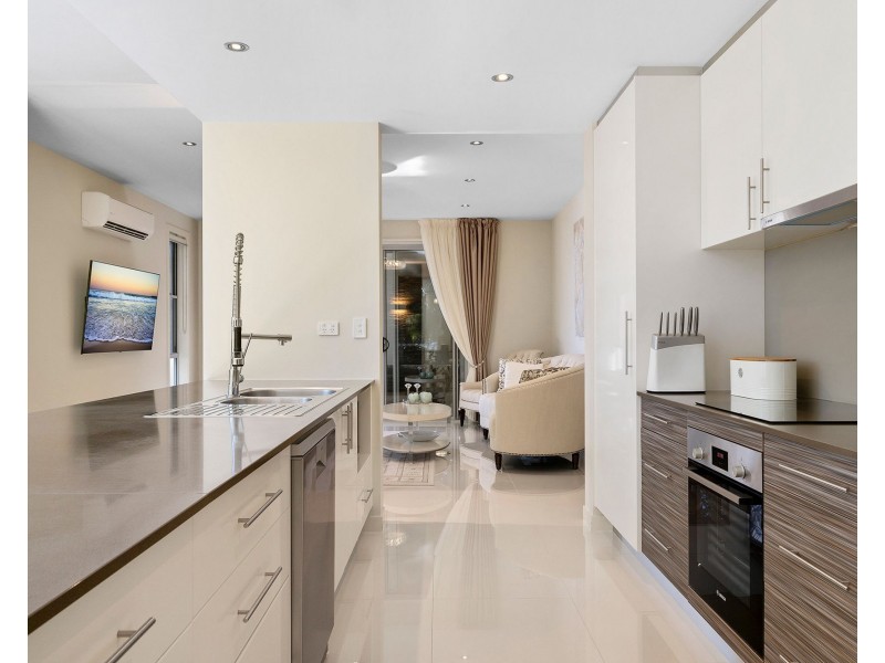 1/50 Government Road, Labrador QLD 4215