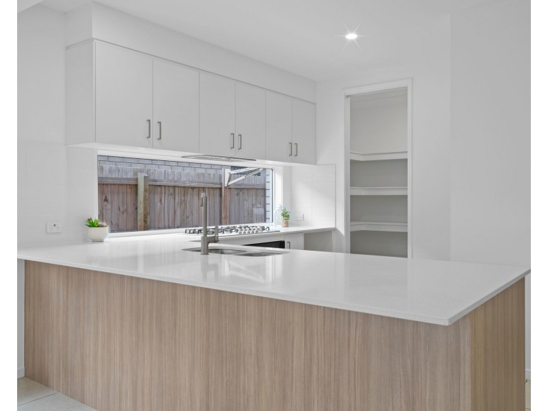 18 Bloomfield Esplanade, South Maclean QLD 4280