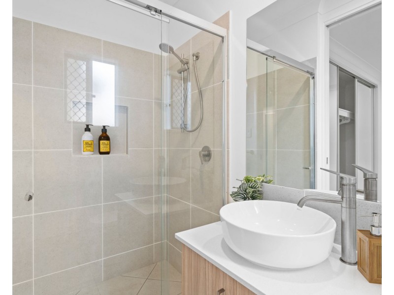 18 Bloomfield Esplanade, South Maclean QLD 4280