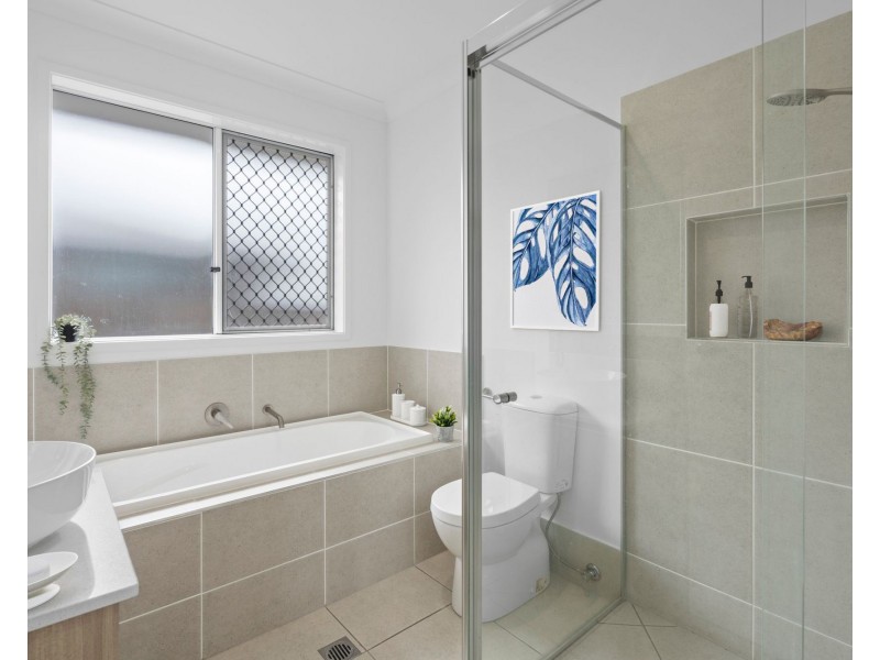 18 Bloomfield Esplanade, South Maclean QLD 4280