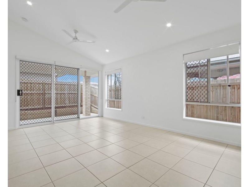 18 Bloomfield Esplanade, South Maclean QLD 4280