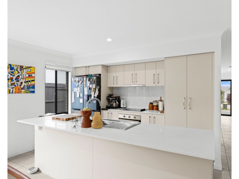 8 Georgia Street, Flinders View QLD 4305