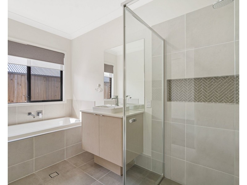 15 Peterson Way, White Rock QLD 4306