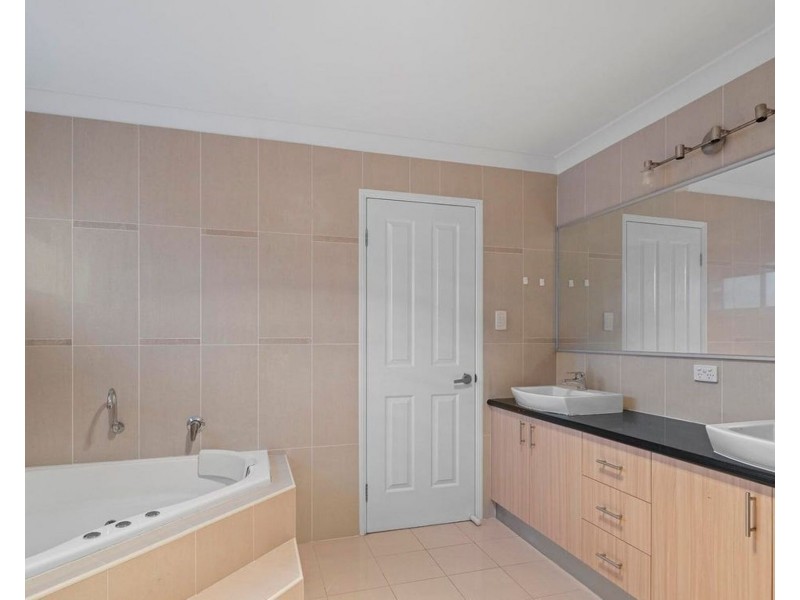 90 John Markwell Parade, Daisy Hill QLD 4127