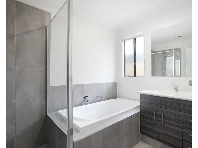7 Dominique Way, Flinders View QLD 4305