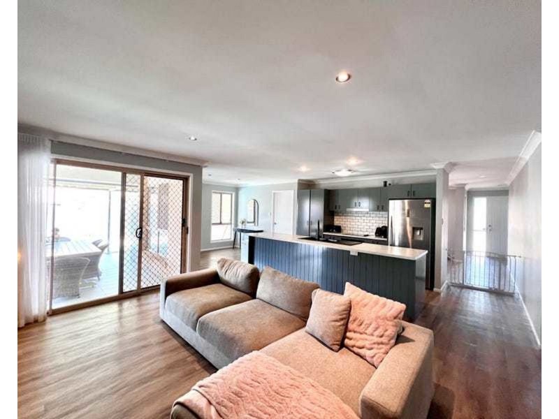 40 Sunrise Crescent, Regents Park QLD 4118