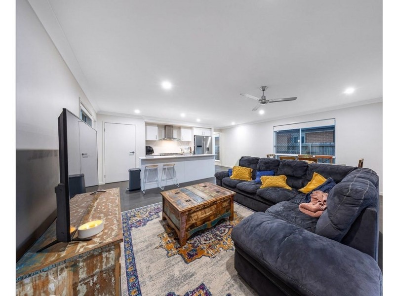 6 Avoca Place, Redland Bay QLD 4165