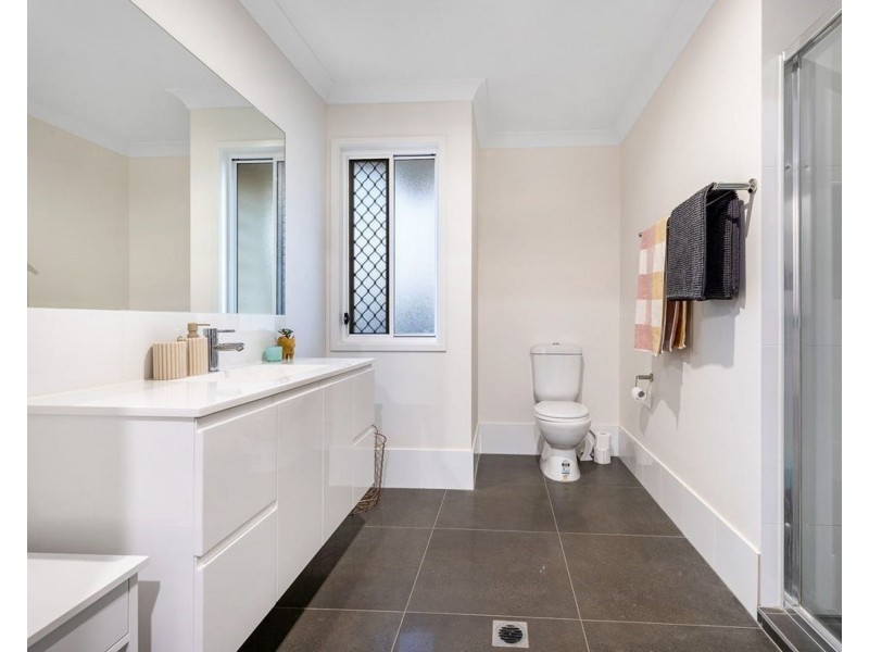 6 Avoca Place, Redland Bay QLD 4165